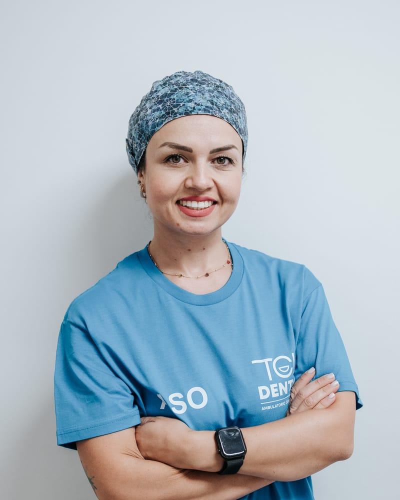 Mariatindara Quattrocchi, assistente ASO, con divisa azzurra TCL Dental e cuffia