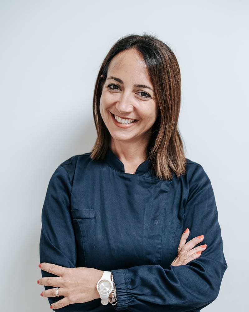 Dr.ssa Valentina Campanella sorridente, braccia conserte, ritratto su fondo chiaro